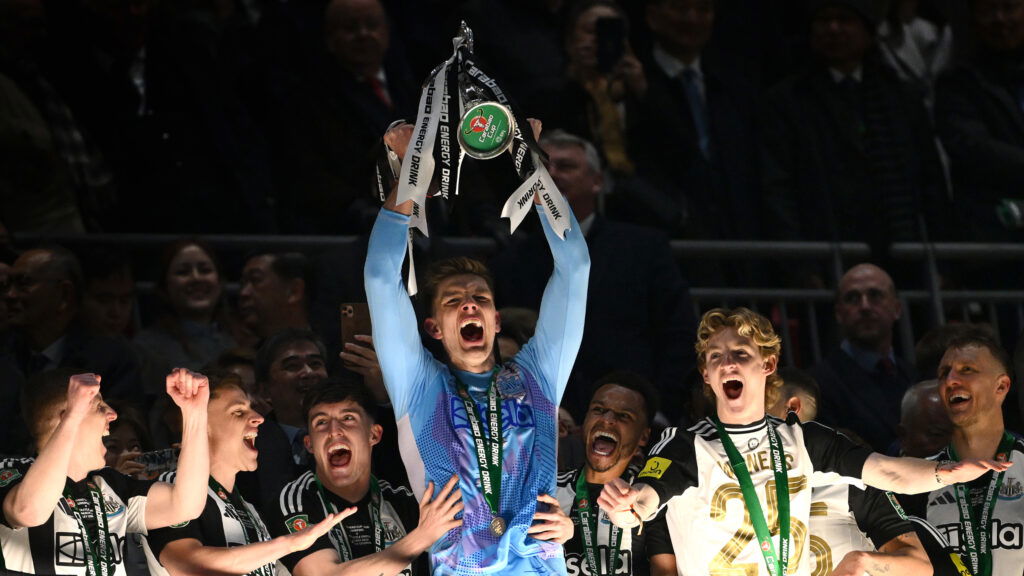 Nick Pope Newcastle Lifting Carabao Cup 2025
